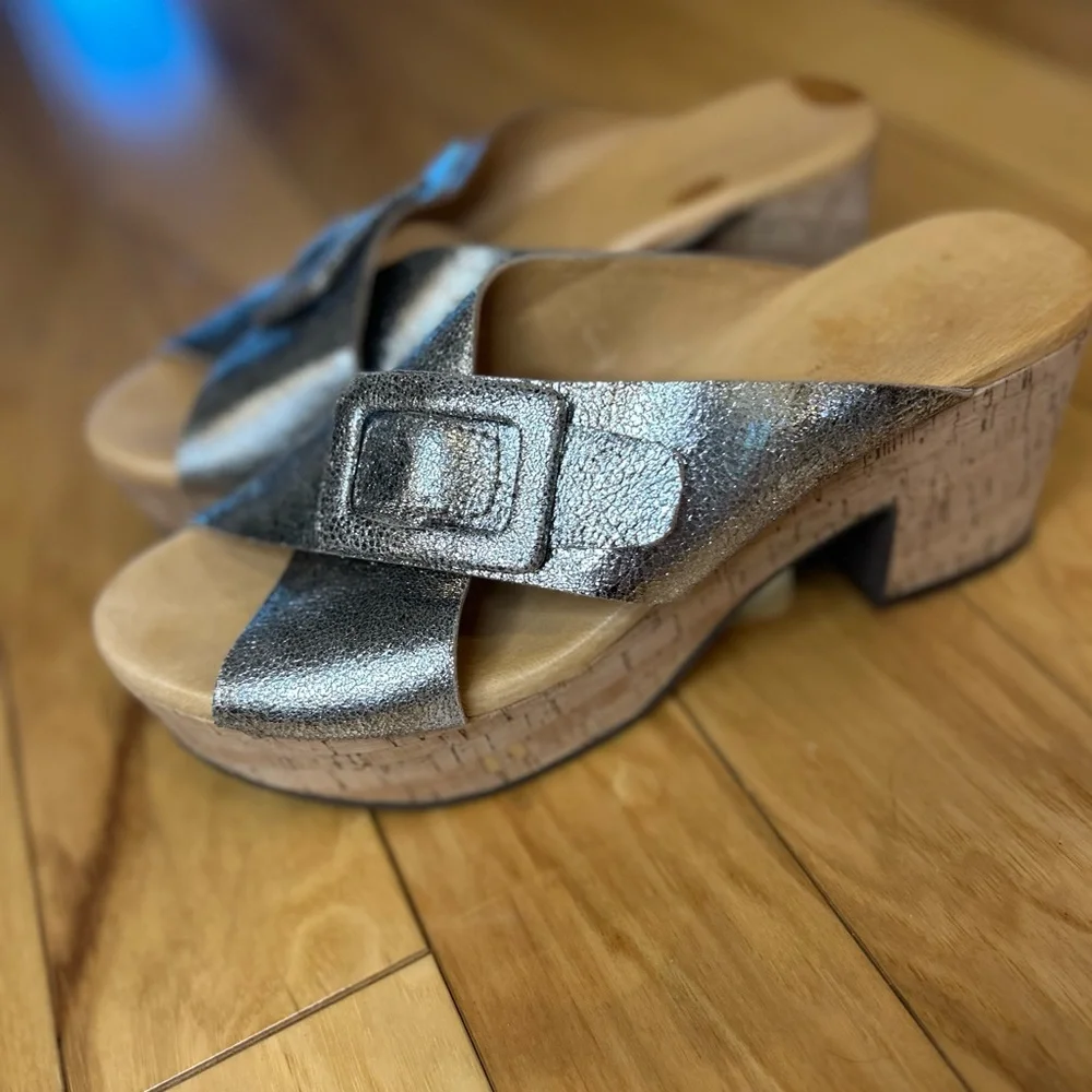 Chocolat Blu Galaxy Women's Metallic Platform Cris Cross Sandals